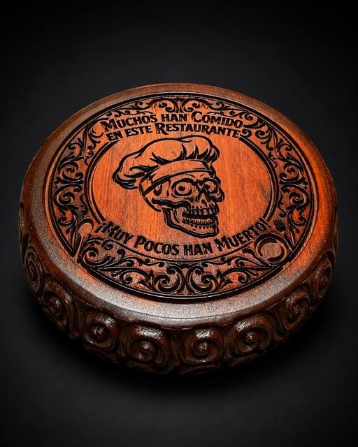 Placa de madera grabada con un diseño personalizado (ejemplo real: calavera de cocinero)