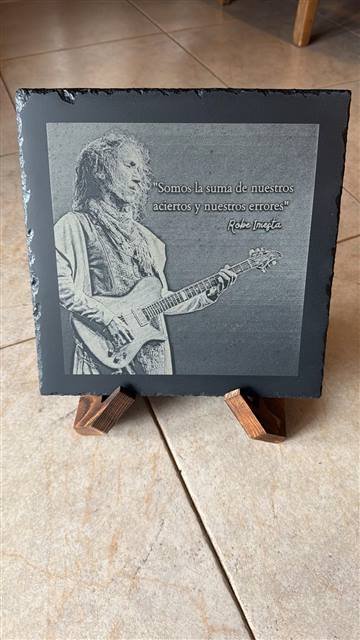 Homenaje musical grabado en pizarra sobre atril de madera