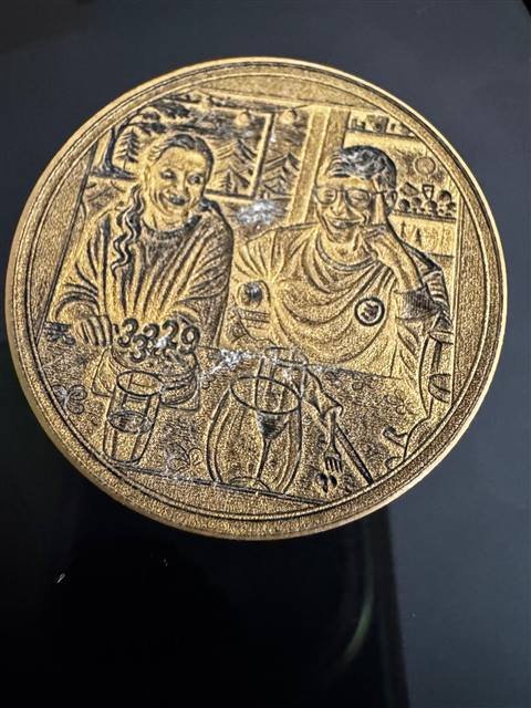 Moneda de metal grabada con una pareja brindando
