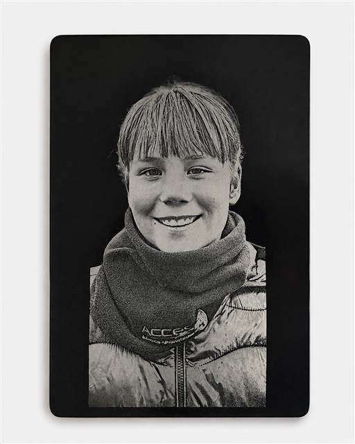 Retrato de un niño sonriendo, grabado en pizarra