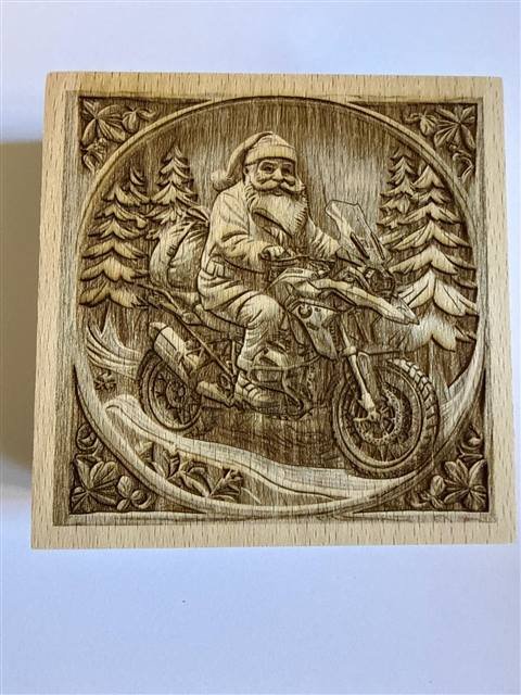 Papá Noel en moto grabado en madera, diseño con humor